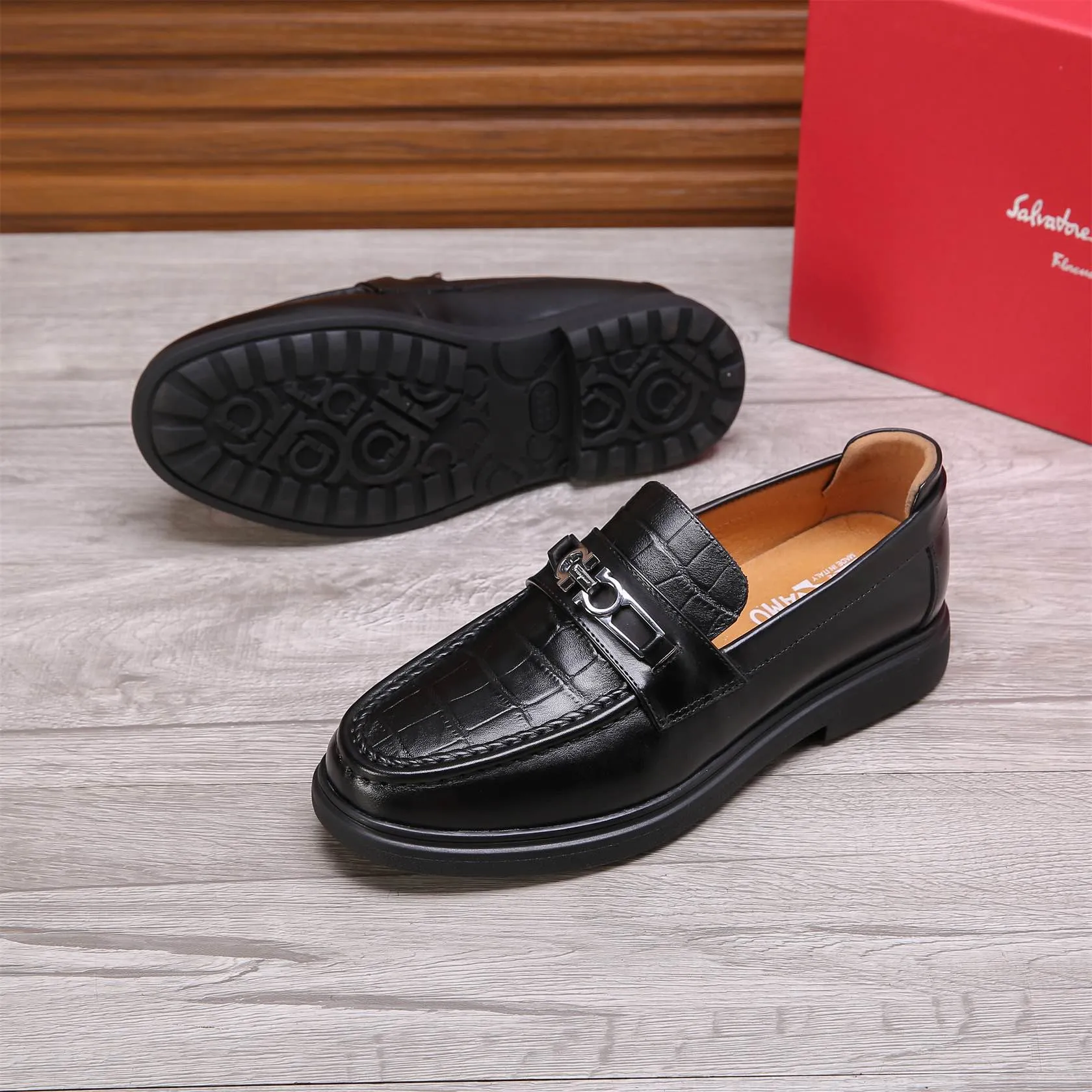 Men's shoes 💰460 🕷🕷🐂【Ferragamo】Ferragamo Popular fashionable casual shoes🇨🇳Official website counter 1:1 production, original mold opening💯Good quality visible, imported high-end first-layer waxed calfskin, water-dyed🐂leather lining🌿very clear texture, high-quality waterproof, non-slip and wear-resistant outsole🎋high quality and low price, truly handmade🍓Black optional! Code number 38-44 (45-46 customized)......